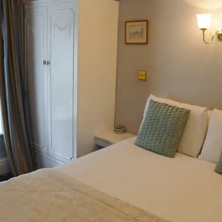 Konukevi Lowbyer Manor 4*